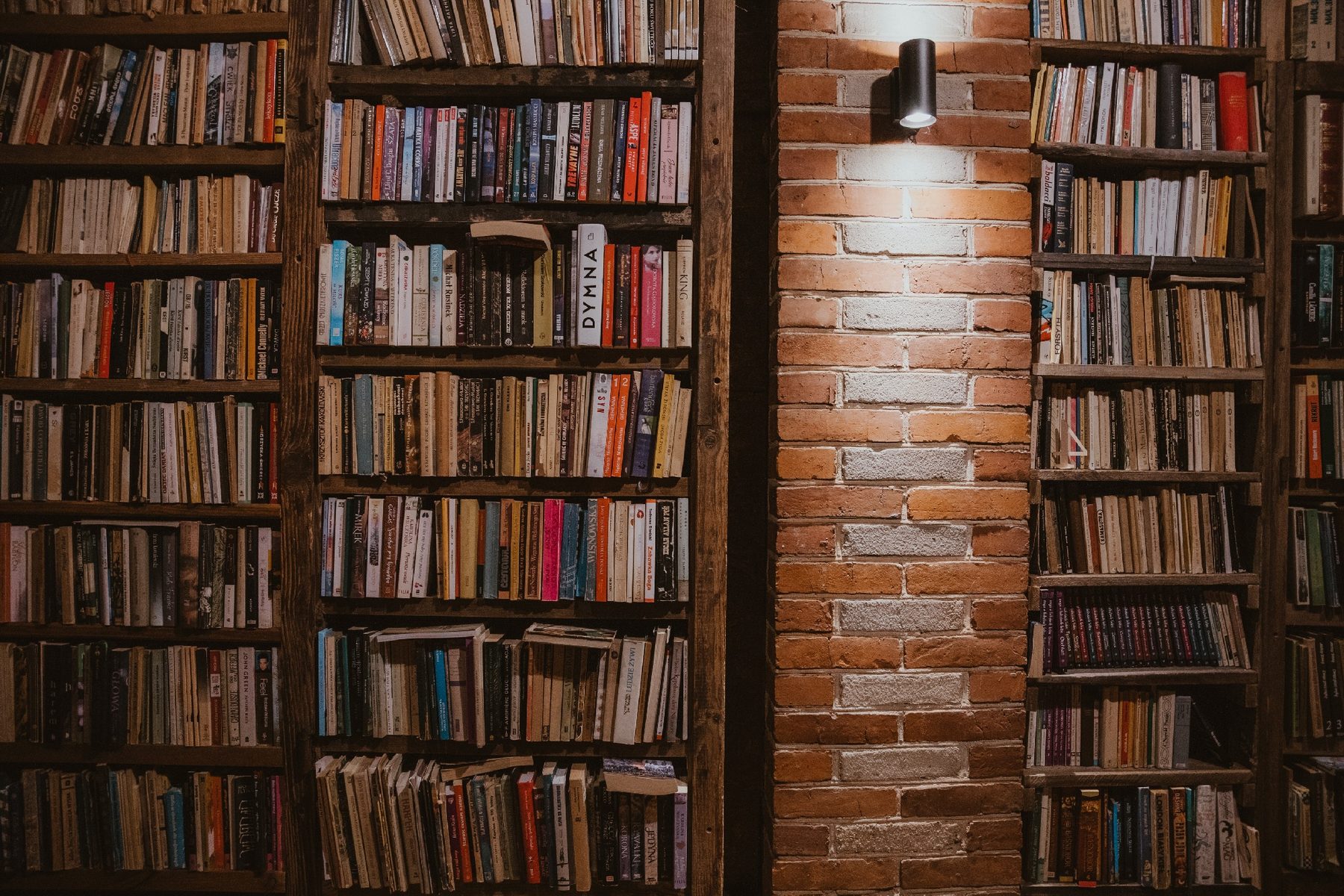 Biblioteka z regałami od podłogi do sufitu